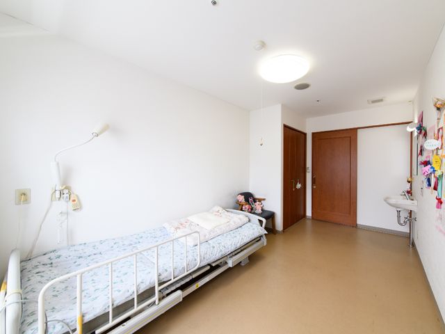 清潔な個室の居室 居室 広々とした個室は、個人の趣味や必要に応じた空間作りが可能です。お一人お一人の快適な生活をサポートいたします。