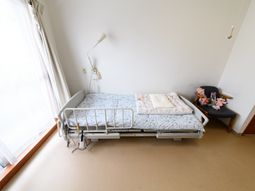 明るい居室のベッドと椅子