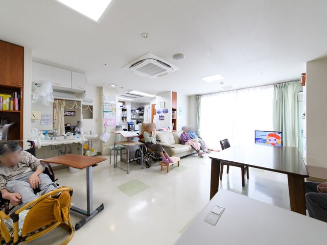 共有スペースの風景 部屋 ゆったりとした共有スペースでは、利用者がリラックスして過ごしています。職員の柔軟な対応により、安心の生活空間を提供しています。