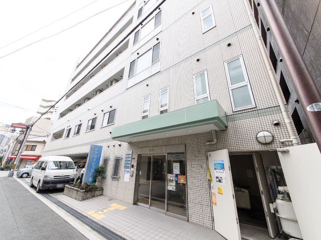 建物正面エントランス 外観 開放的なエントランスは、明るく快適な第一印象を与え、訪れる皆さんを温かく迎え入れます。