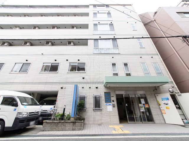 明るい建物のエントランス 外観 アクセス良好な立地にあり、清潔感のあるエントランスは安心の第一歩です。ガラス扉を通じて、来訪者の出入りも円滑です。