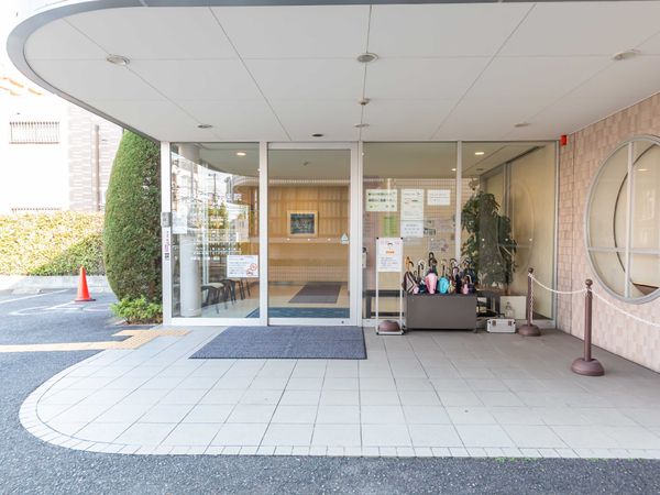 明るいエントランス風景
