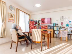 居室でくつろぐ二人