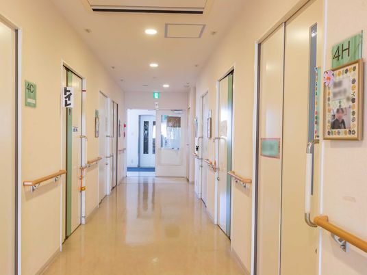 明るい清潔な施設の廊下