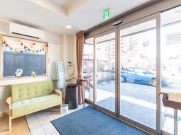 エントランスの明るい様子