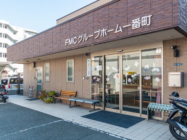 明るいエントランスの外観