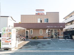 建物正面の入口風景