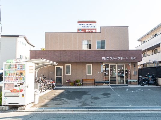 建物正面の入口風景