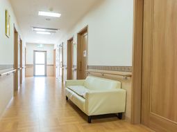 廊下にソファのある空間