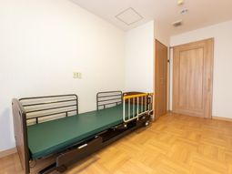 清潔な居室のベッド