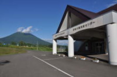 山が見える建物外観