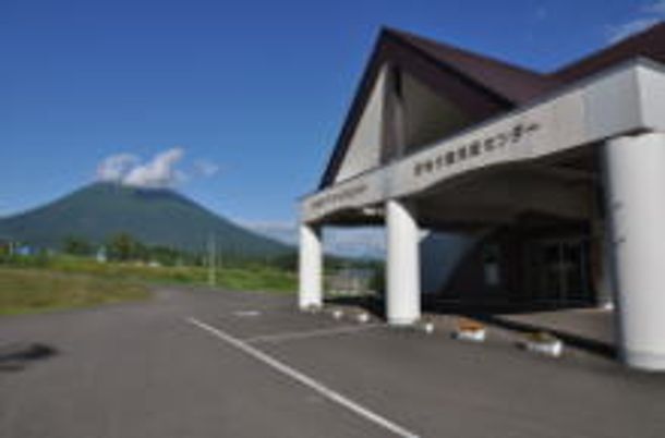 山が見える建物外観