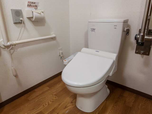 手すり付きトイレ設備 トイレ 安心してご利用いただける、手すりのついた清潔なトイレです。安全と利便性が考慮された構造になっています。
