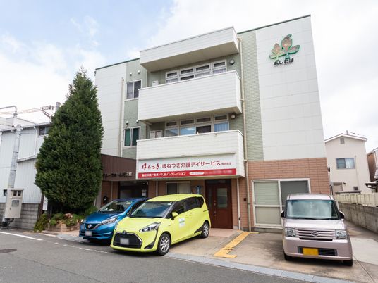 明るい外観の建物エントランス