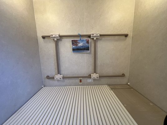 手すり付きの浴槽