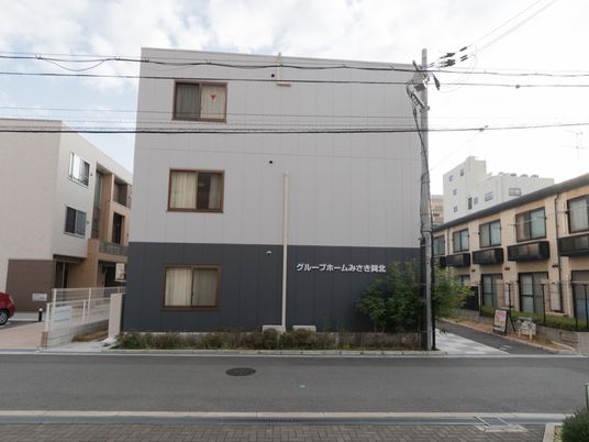 現代的な外観の建物