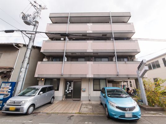 多階層の建物正面