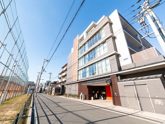 開放的な建物の外観