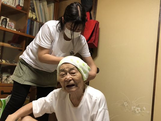 ケアする様子の和室