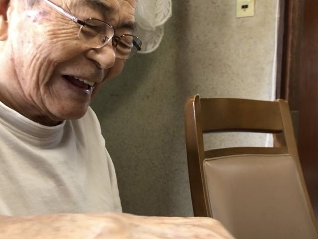笑顔のご高齢者 ご自宅 ゆとりあるご自宅で笑顔のご高齢者が過ごされています。温かみのある空間が心地よい時間を約束します。