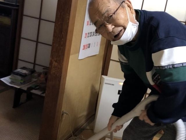 和室での一コマ 和室 広々とした和室で、一人のご高齢の方が笑顔で何かを見せています。安全とふれあいを大切にした空間づくりがされています。