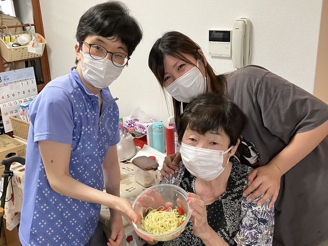 和やかな食事の時間 ダイニングルーム 笑顔で囲む食卓、心温まる料理と会話が楽しめる場所です。手厚い支援を受けながら、安心して日々を過ごせます。