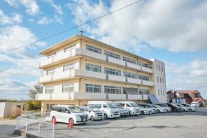 広い駐車場の建物外観