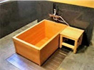 木製の清潔な浴室