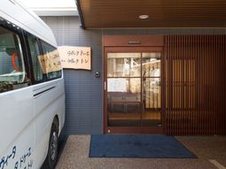 エントランスと車が写る外観