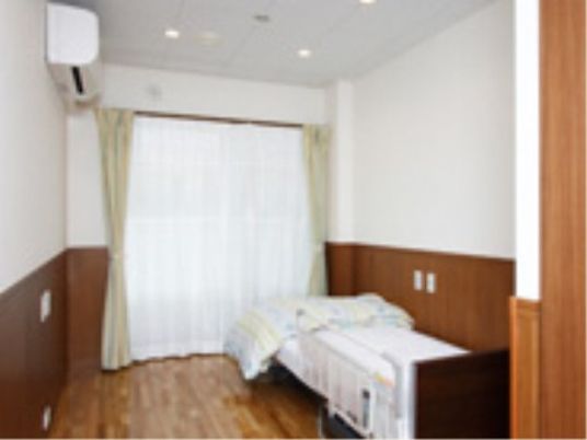 明るい一人部屋の居室