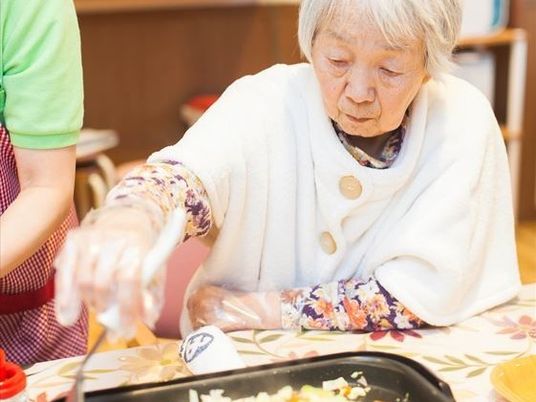 食事サポートするスタッフ
