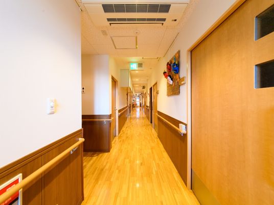 木目調の床の明るい廊下