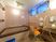 サムネイル 浴室には窓があり新鮮な空気が入りやすくなっている。洗い場には介護用お風呂椅子が１脚、用意されている。
