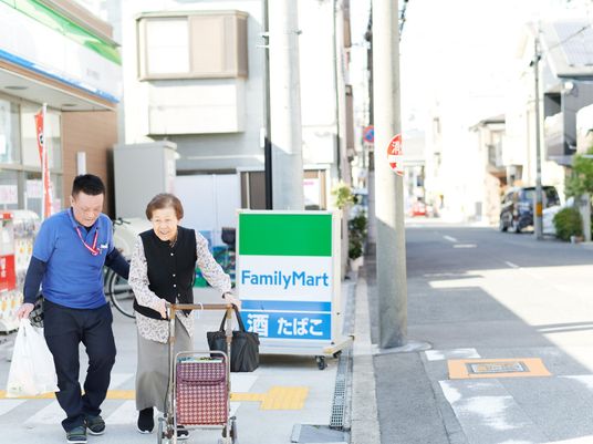 散歩サポートするスタッフ