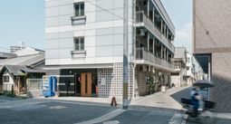 白い建物の外観