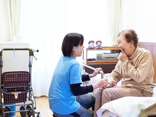 利用者ケアをするスタッフ
