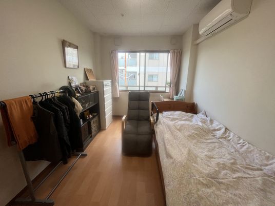 明るい個室の居室