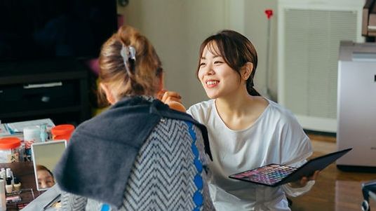笑顔のスタッフと利用者の様子