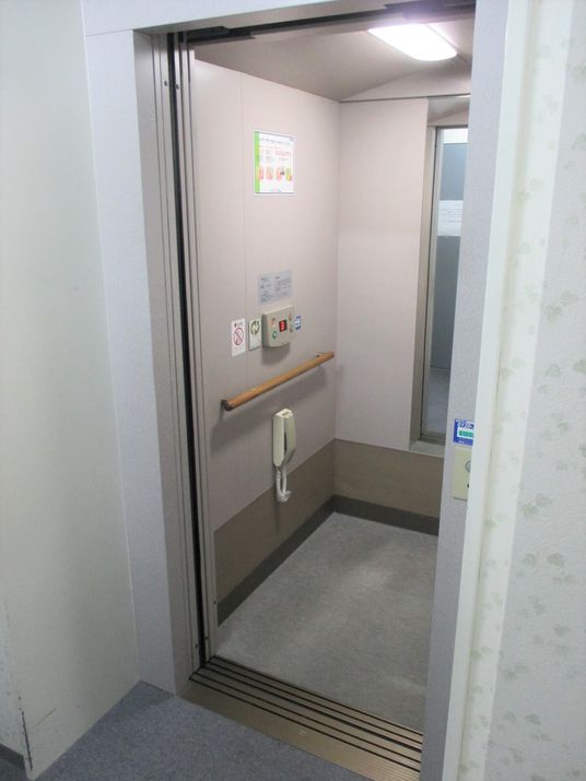 エレベーターの開いた扉