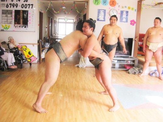 相撲を取る人々の居室