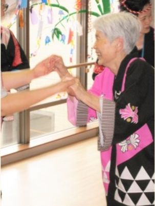 和服を着た高齢者と手をつなぐ
