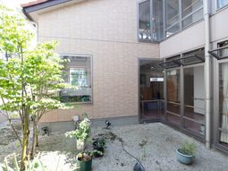 明るい中庭