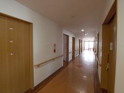 安全な手すり付き廊下