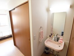 居室の洗面台と扉
