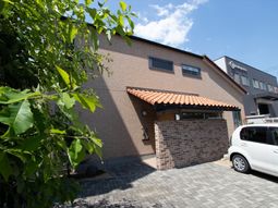 落ち着いた建物の外観