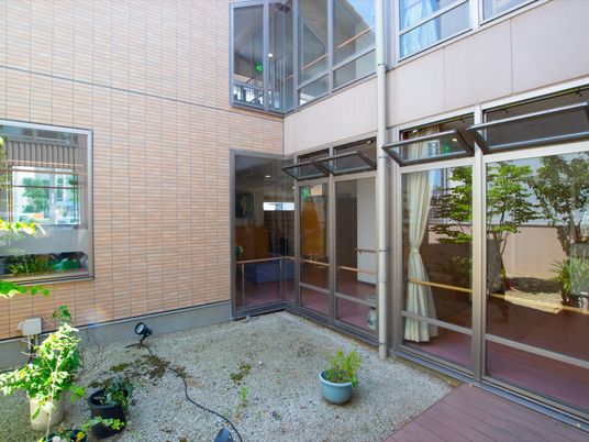 中庭を囲む建物の一部