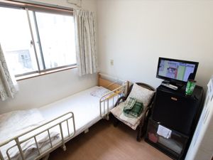 明るい個室の居室