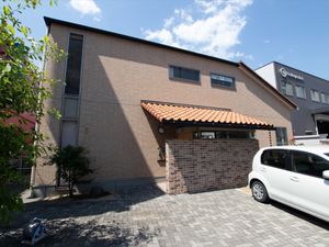 茶色の建物の外観