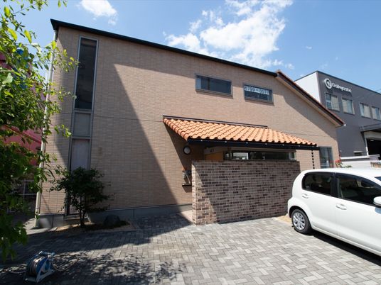 茶色の建物の外観