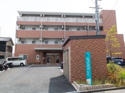 明るい外観の建物